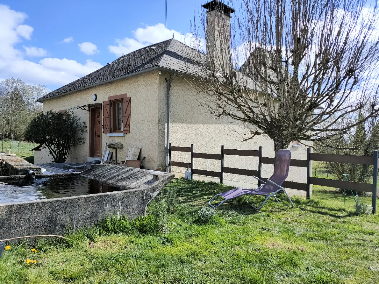 Maison rénovée avec terrain, étang et vue agréable à Sainte Fortunade 