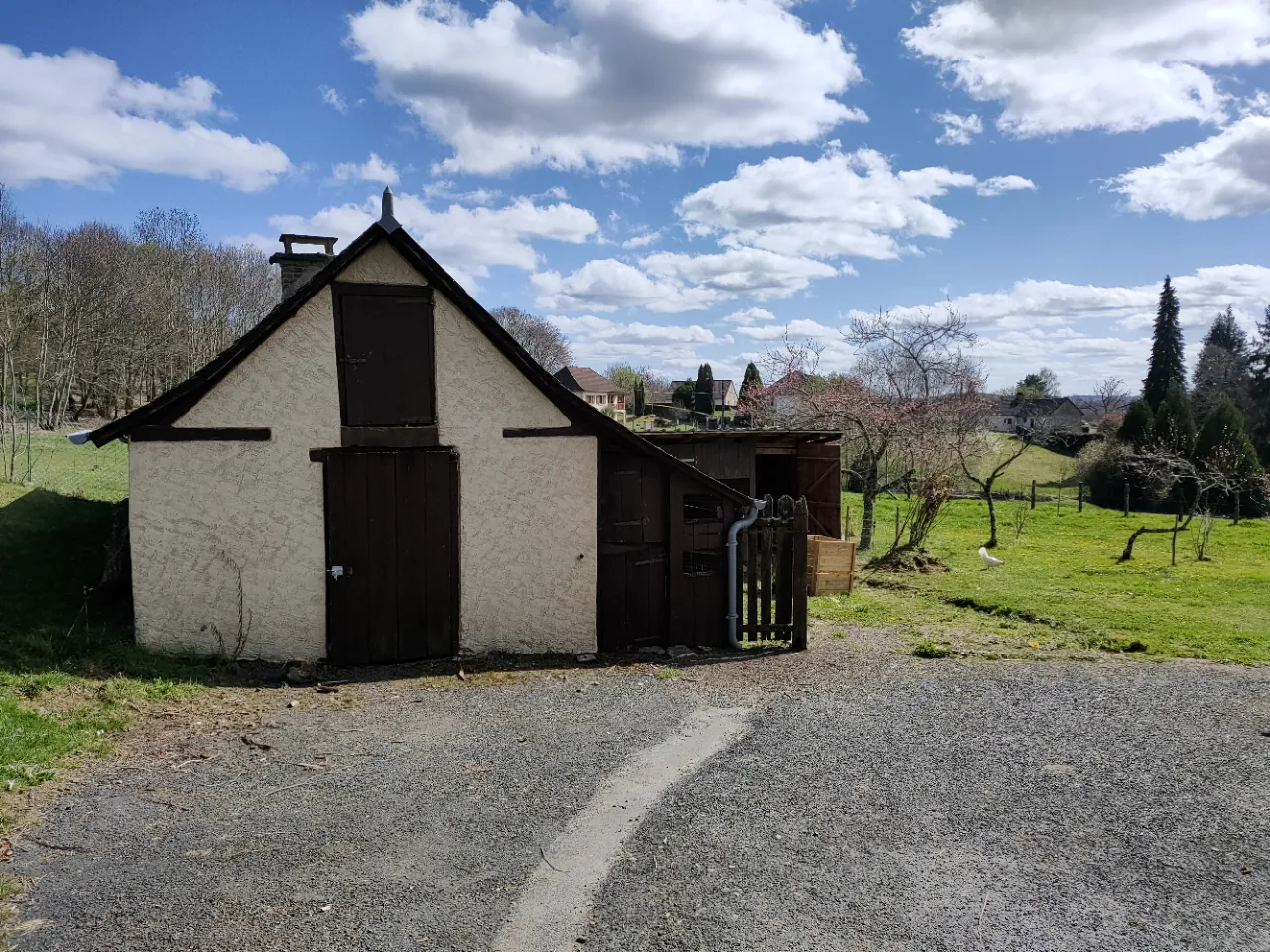 Maison rénovée avec terrain, étang et vue agréable à Sainte Fortunade 