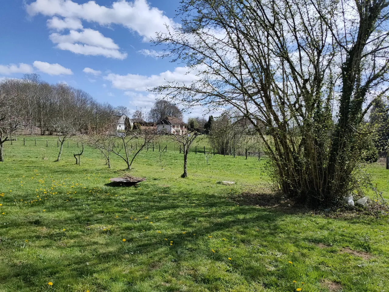 Maison rénovée avec terrain, étang et vue agréable à Sainte Fortunade 