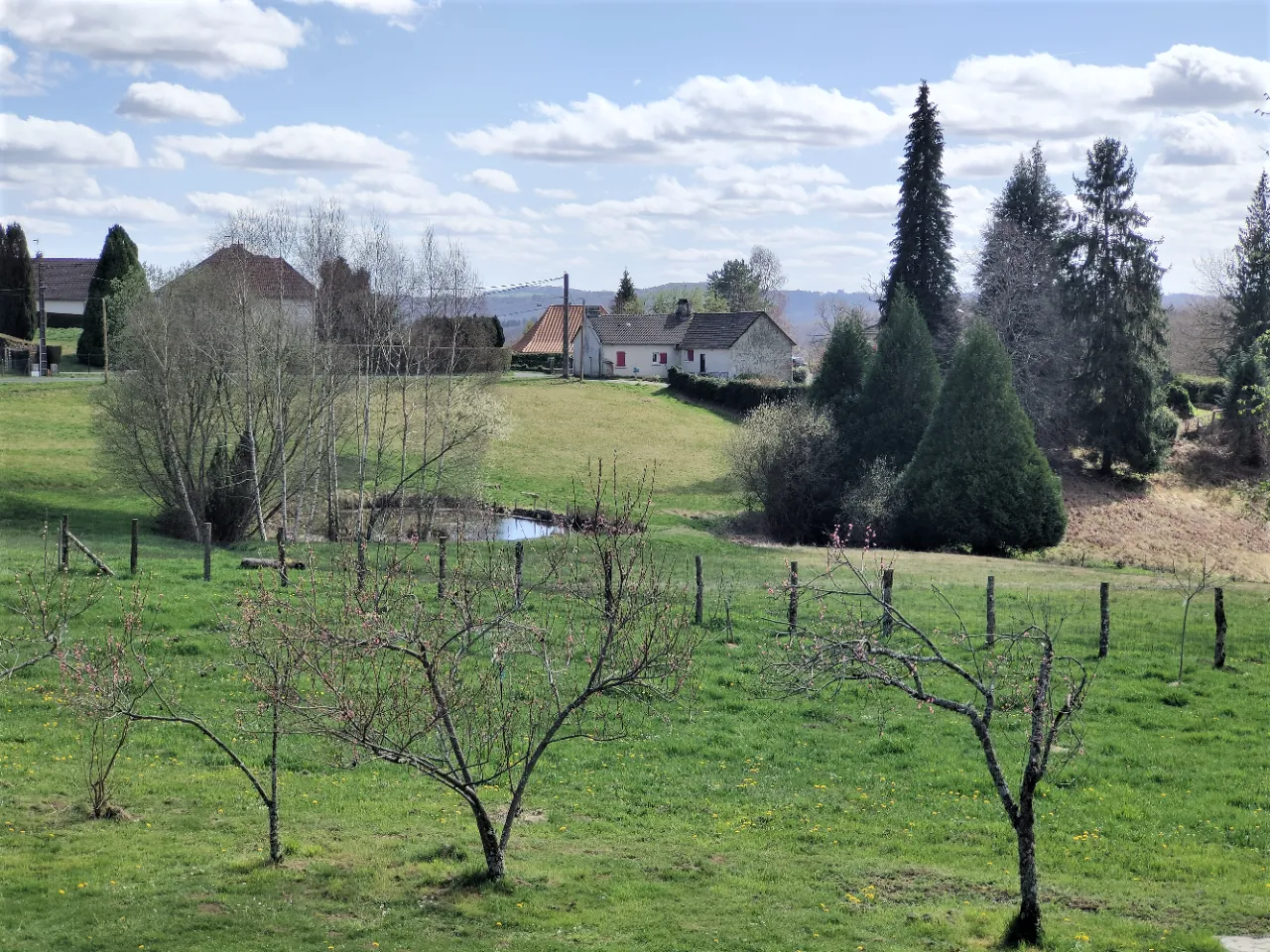 Maison rénovée avec terrain, étang et vue agréable à Sainte Fortunade 