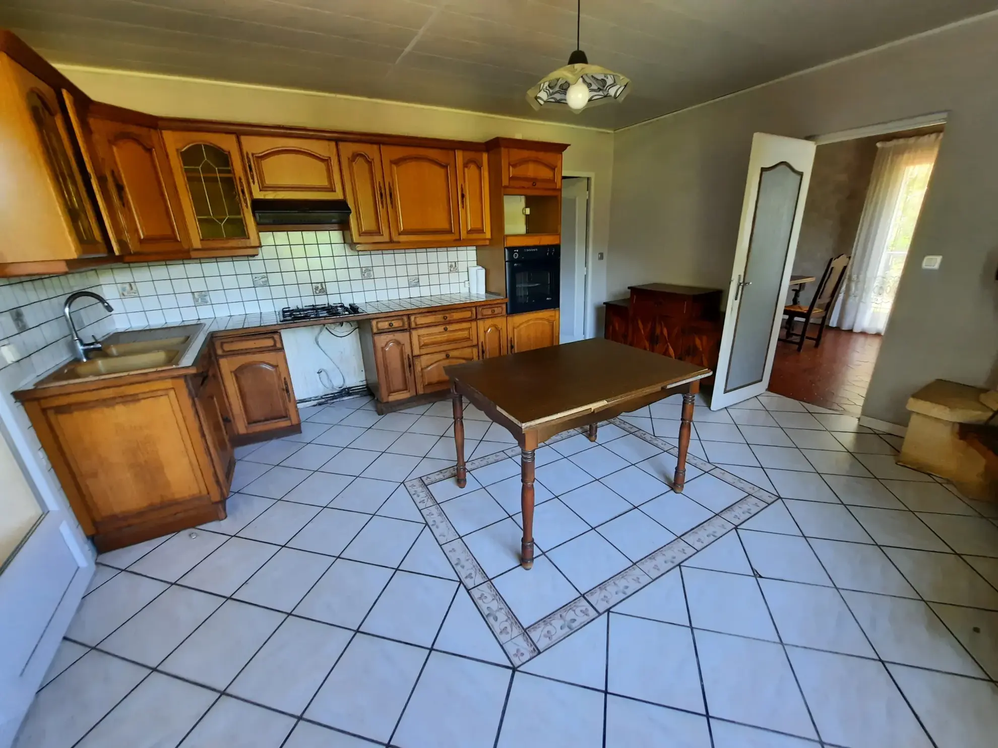 Maison des années 70 à rafraîchir avec grand terrain à Saint-Martin-du-Puy 
