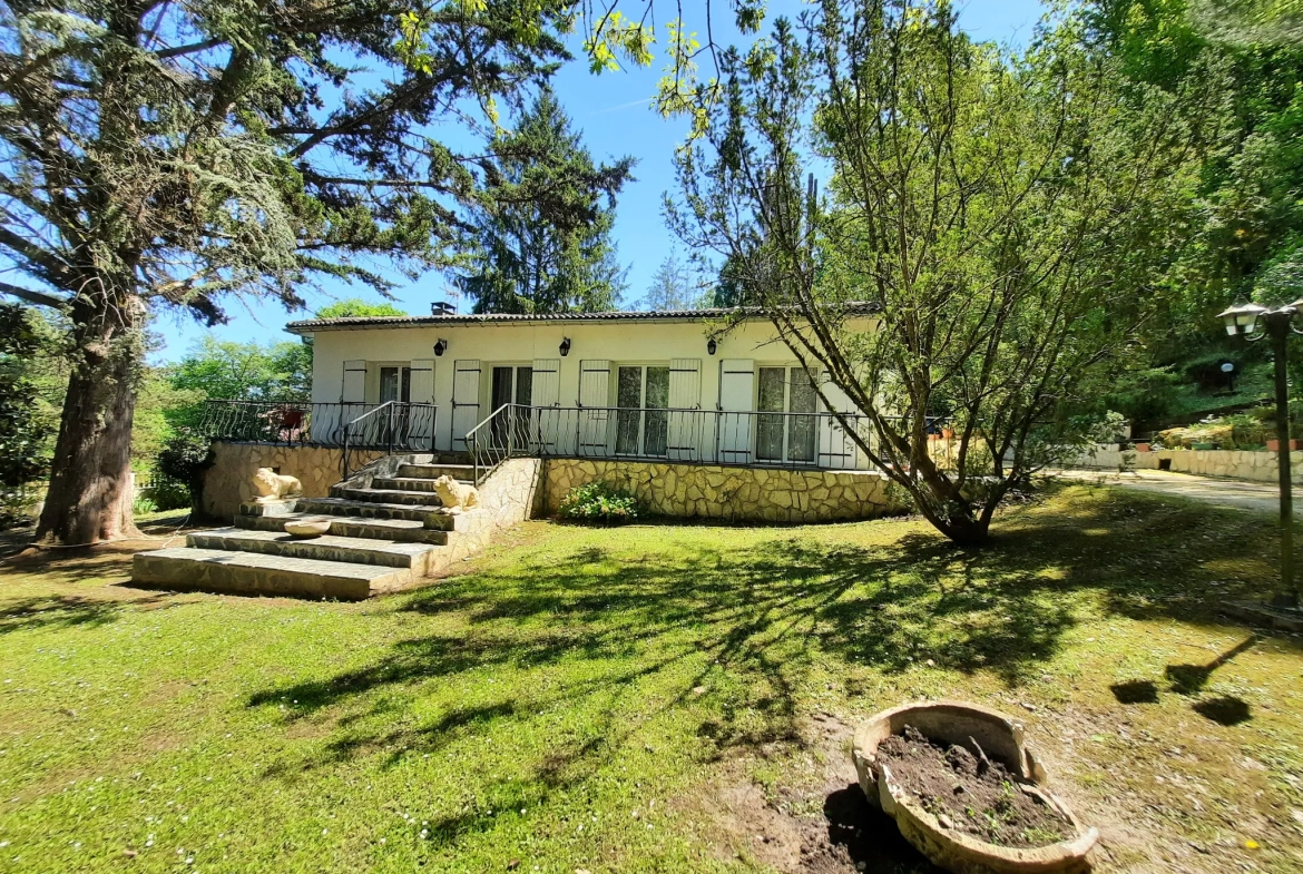 Maison des années 70 à rafraîchir avec grand terrain à Saint-Martin-du-Puy 