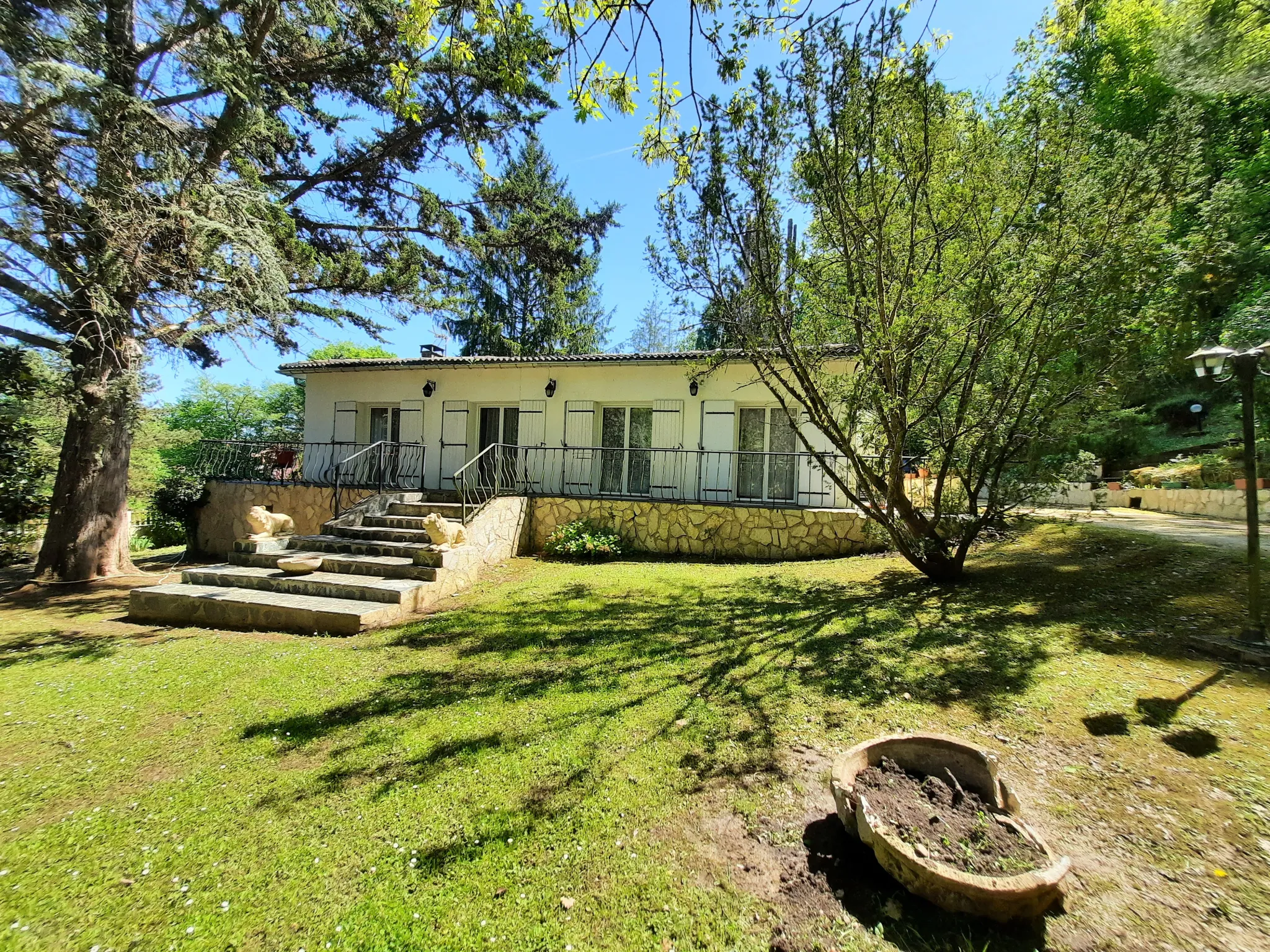 Maison des années 70 à rafraîchir avec grand terrain à Saint-Martin-du-Puy 
