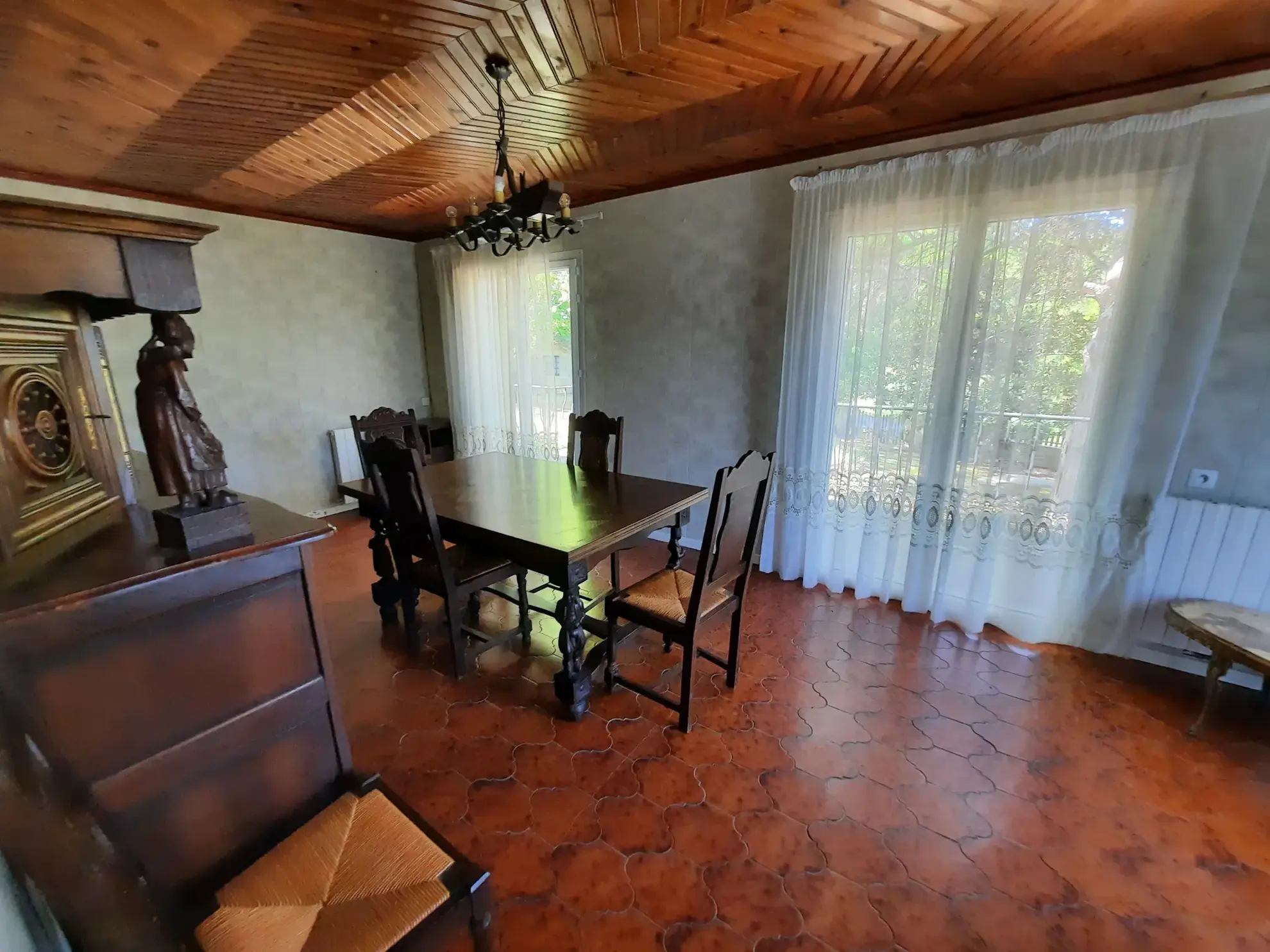 Maison des années 70 à rafraîchir avec grand terrain à Saint-Martin-du-Puy 