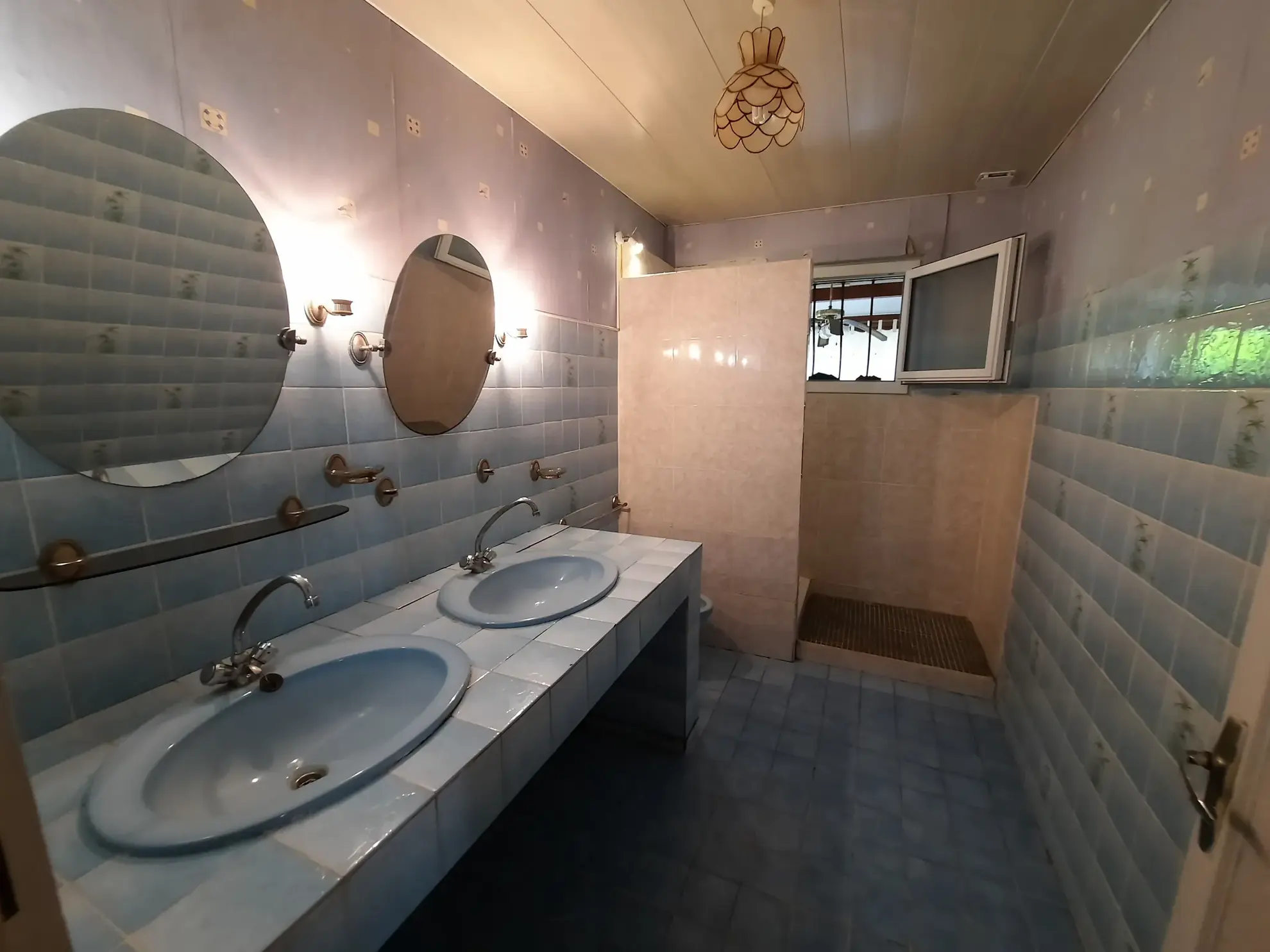 Maison des années 70 à rafraîchir avec grand terrain à Saint-Martin-du-Puy 
