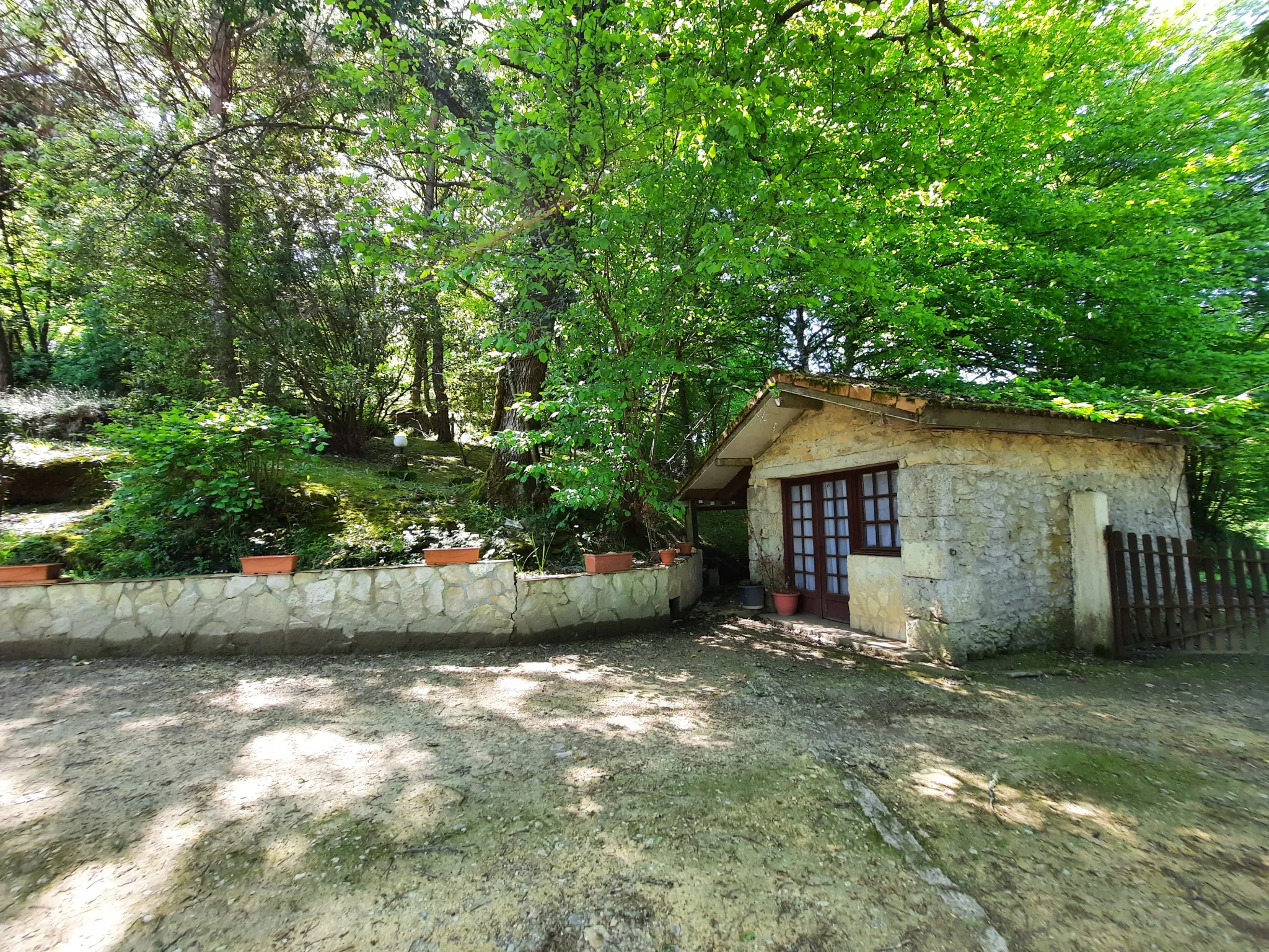 Maison des années 70 à rafraîchir avec grand terrain à Saint-Martin-du-Puy 