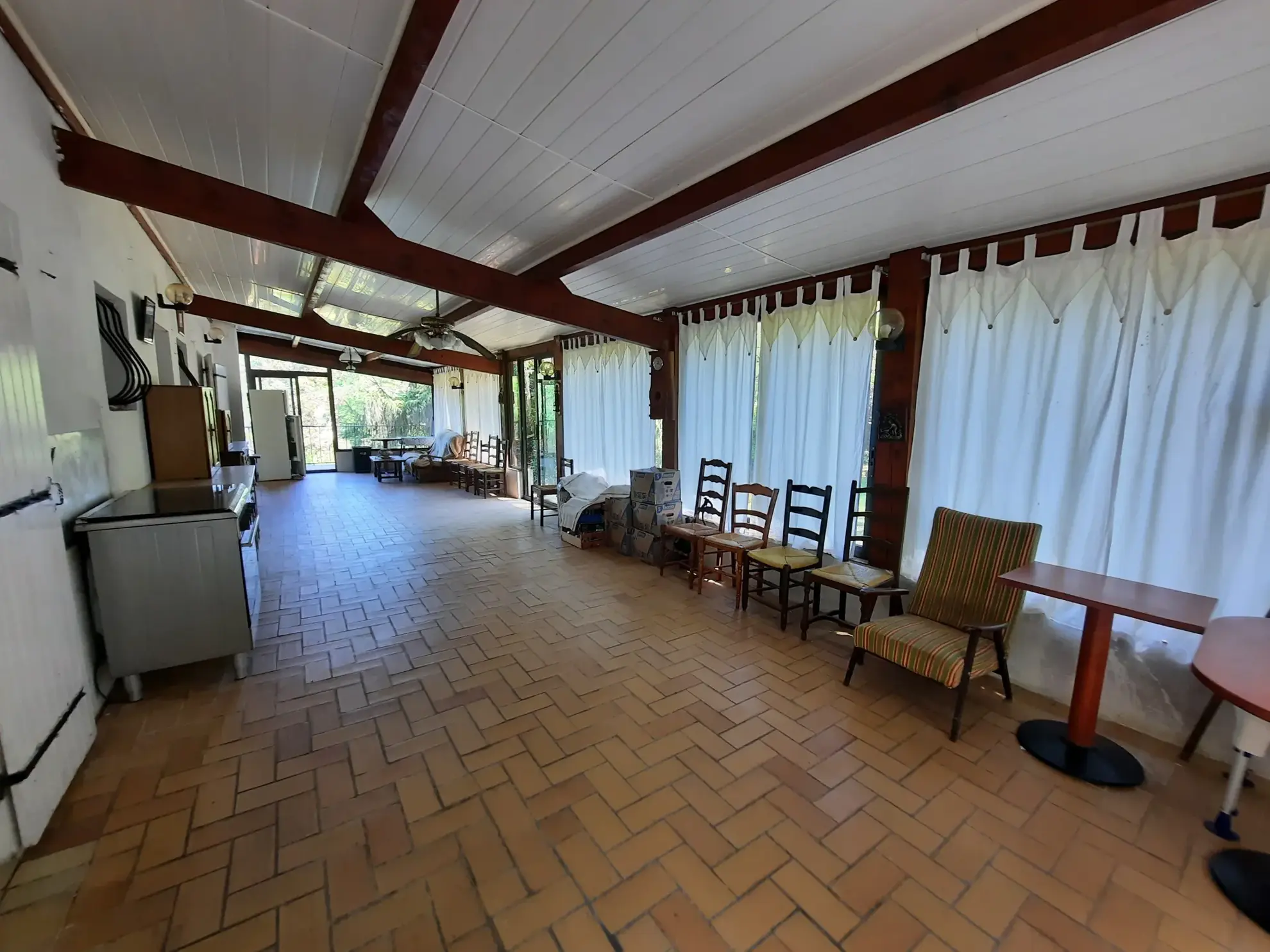 Maison des années 70 à rafraîchir avec grand terrain à Saint-Martin-du-Puy 