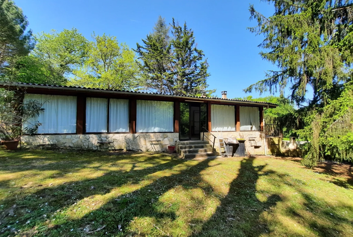 Maison des années 70 à rafraîchir avec grand terrain à Saint-Martin-du-Puy 