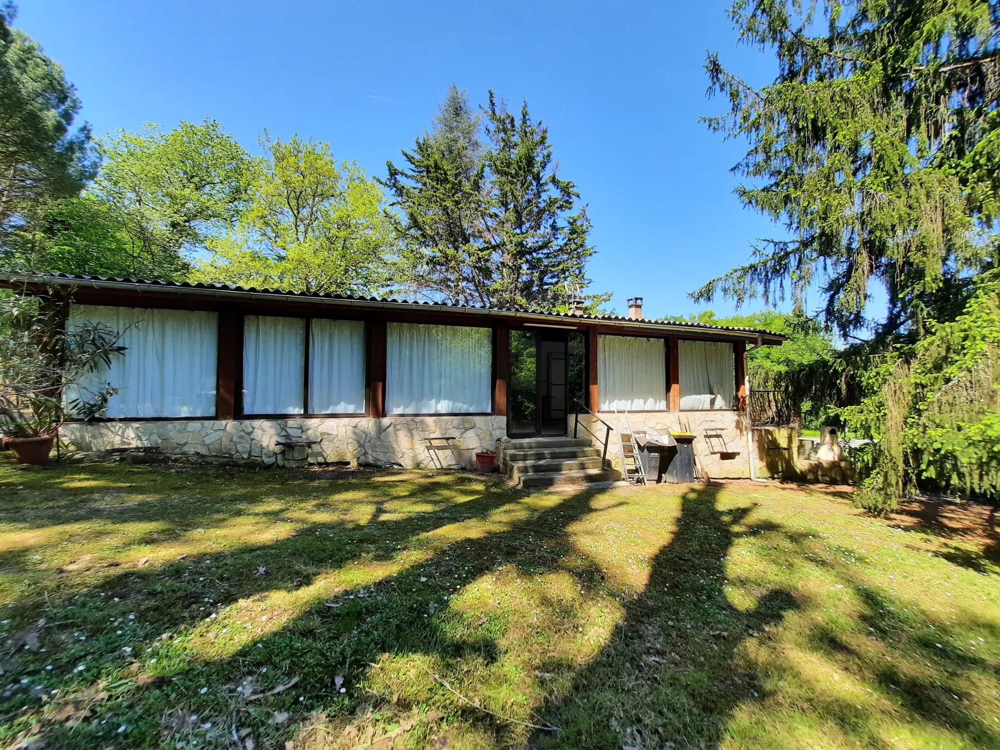Maison des années 70 à rafraîchir avec grand terrain à Saint-Martin-du-Puy 