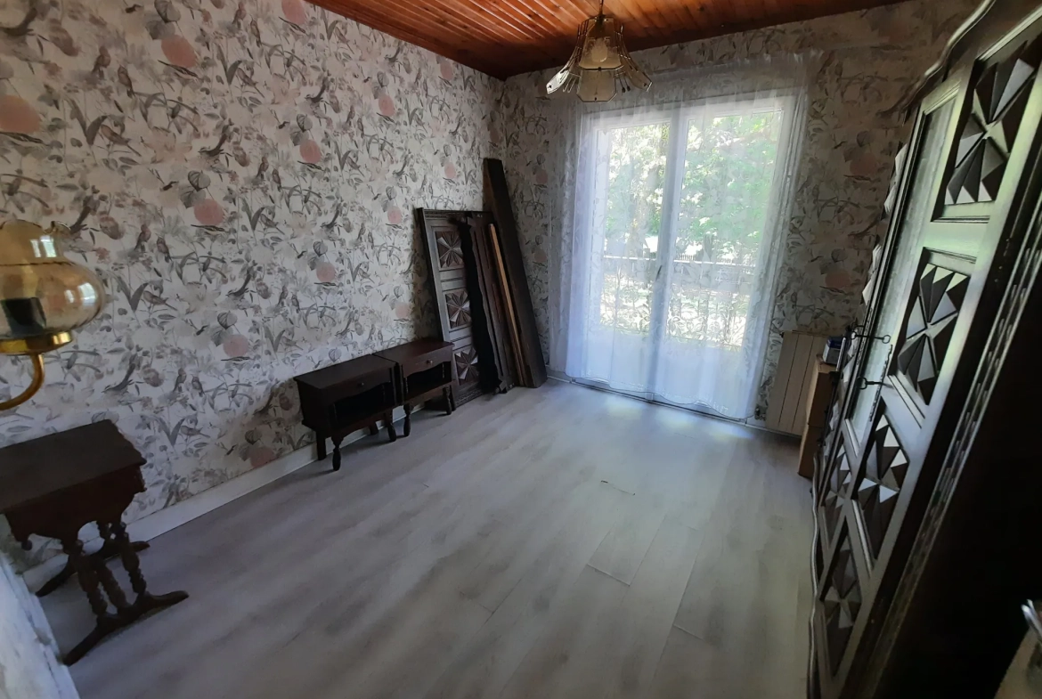 Maison des années 70 à rafraîchir avec grand terrain à Saint-Martin-du-Puy 