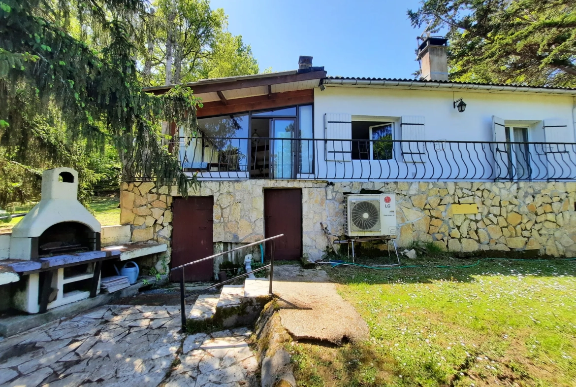 Maison des années 70 à rafraîchir avec grand terrain à Saint-Martin-du-Puy 
