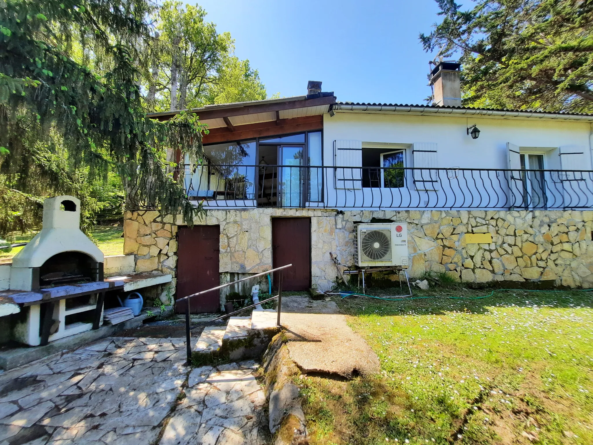 Maison des années 70 à rafraîchir avec grand terrain à Saint-Martin-du-Puy 