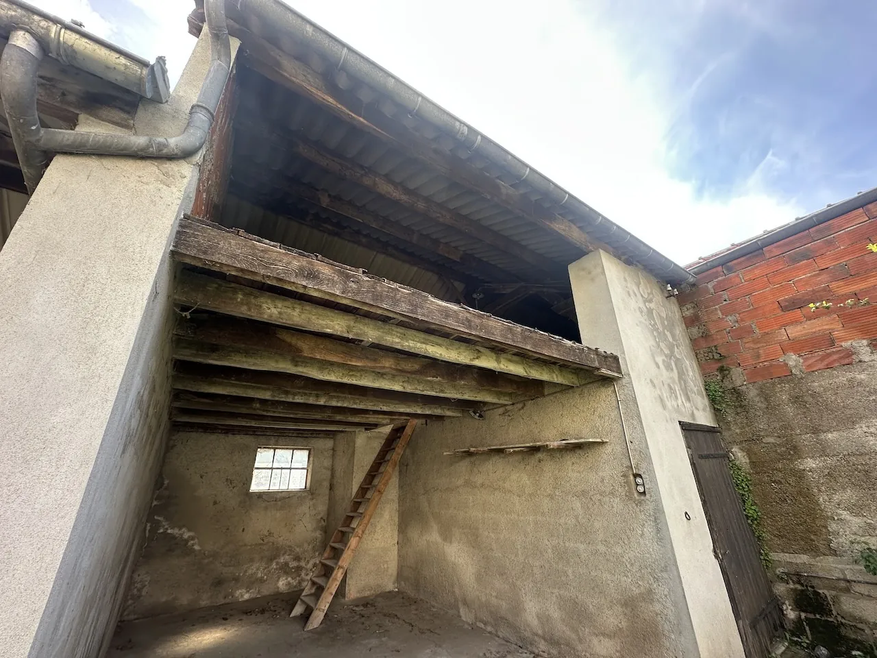 Maison à vendre à La Clayette avec dépendances, garage et terrain de 941 m² 