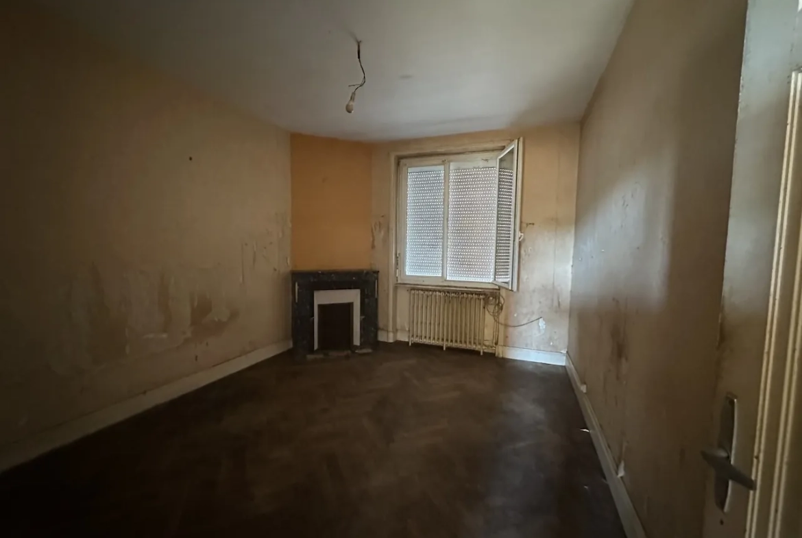 Maison à vendre à La Clayette avec dépendances, garage et terrain de 941 m² 