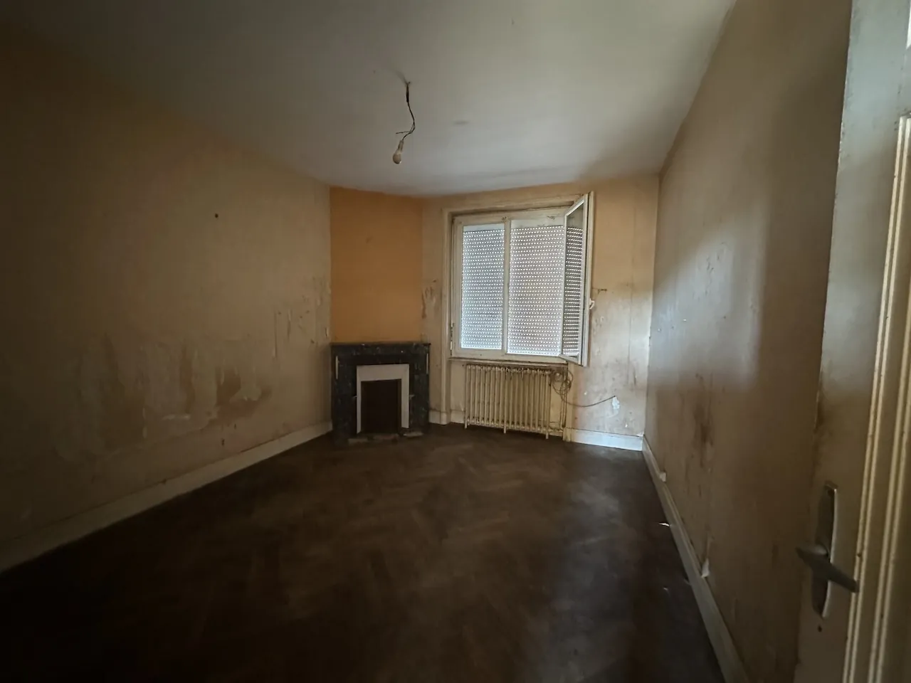 Maison à vendre à La Clayette avec dépendances, garage et terrain de 941 m² 
