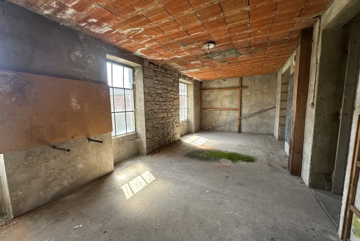 Maison à vendre à La Clayette avec dépendances, garage et terrain de 941 m² 