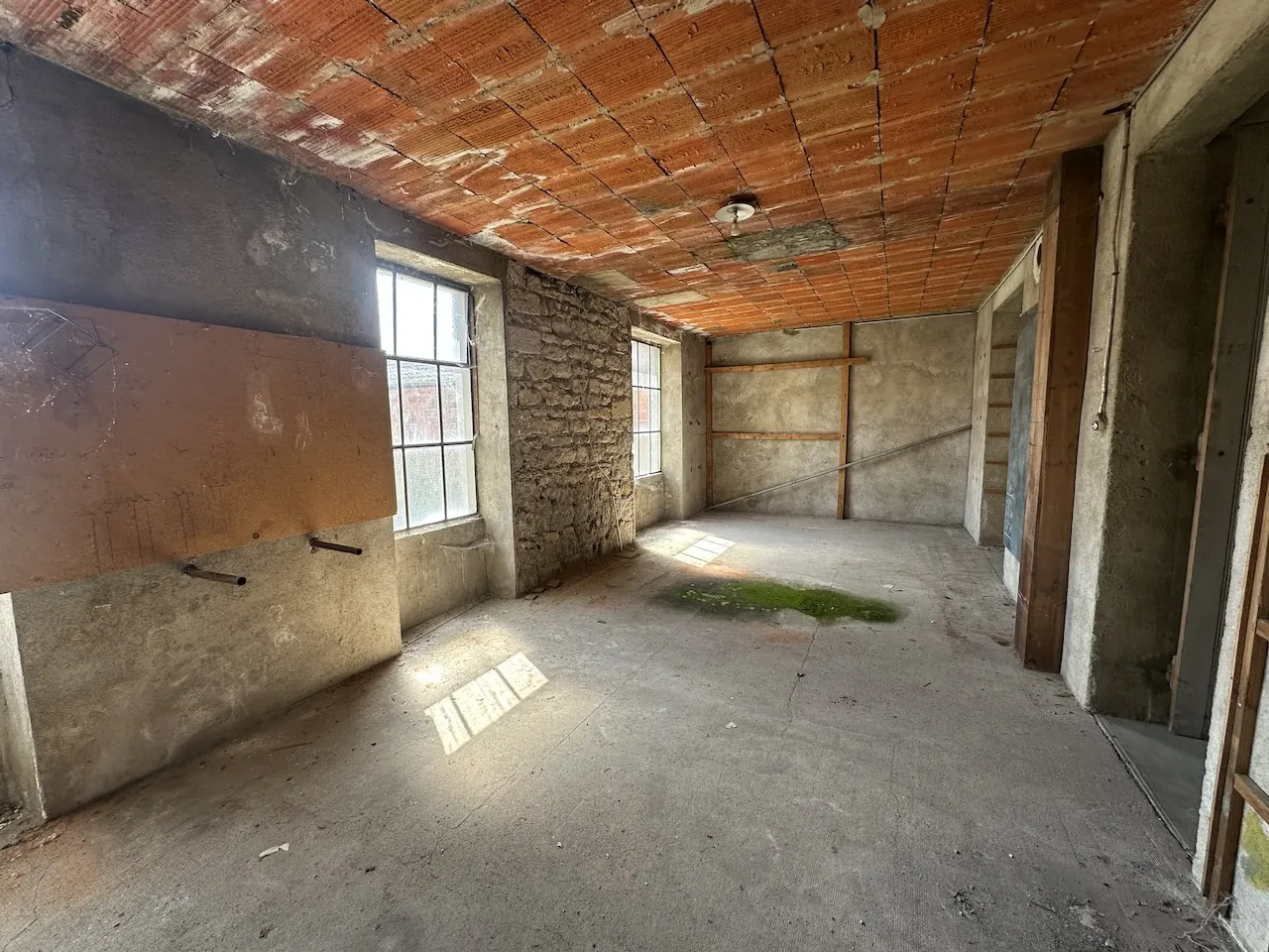 Maison à vendre à La Clayette avec dépendances, garage et terrain de 941 m² 