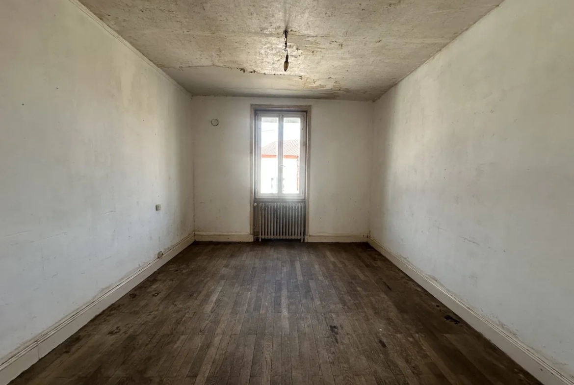 Maison à vendre à La Clayette avec dépendances, garage et terrain de 941 m² 