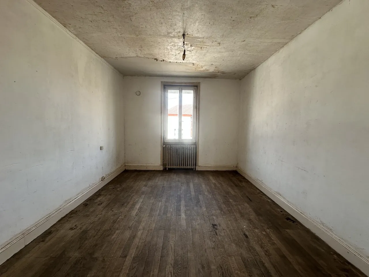 Maison à vendre à La Clayette avec dépendances, garage et terrain de 941 m² 