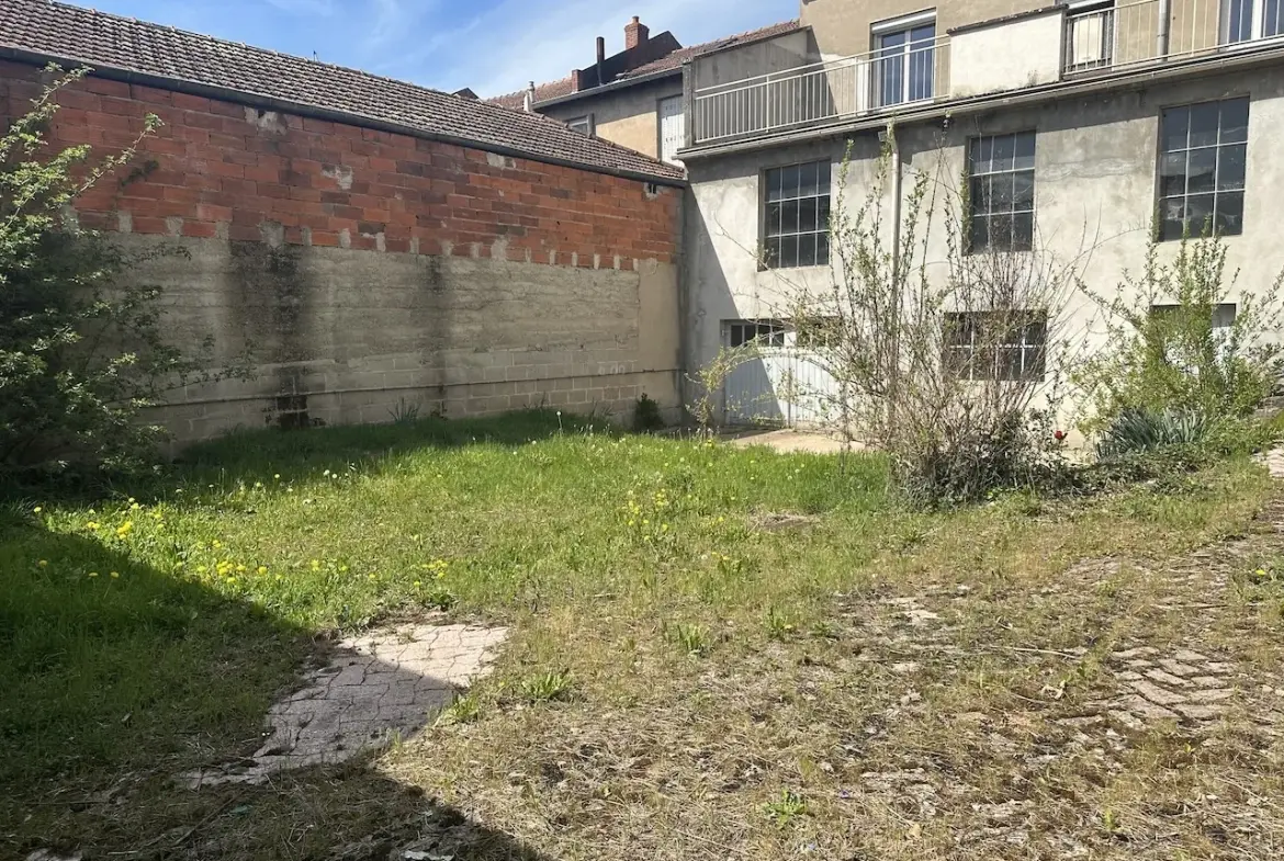 Maison à vendre à La Clayette avec dépendances, garage et terrain de 941 m² 