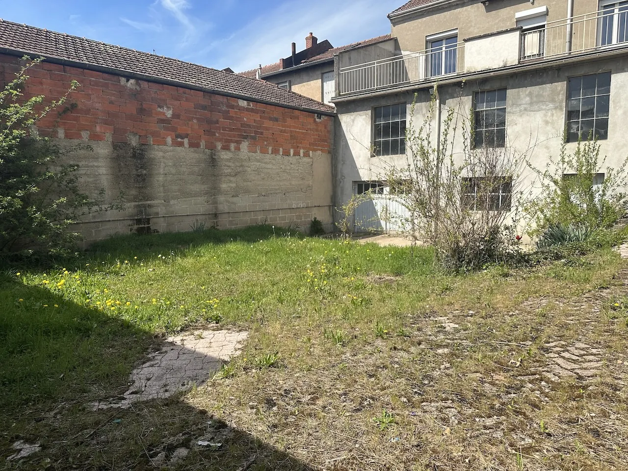 Maison à vendre à La Clayette avec dépendances, garage et terrain de 941 m² 