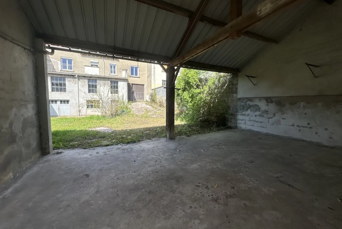 Maison à vendre à La Clayette avec dépendances, garage et terrain de 941 m² 