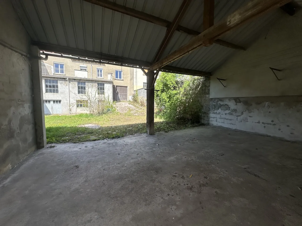 Maison à vendre à La Clayette avec dépendances, garage et terrain de 941 m² 