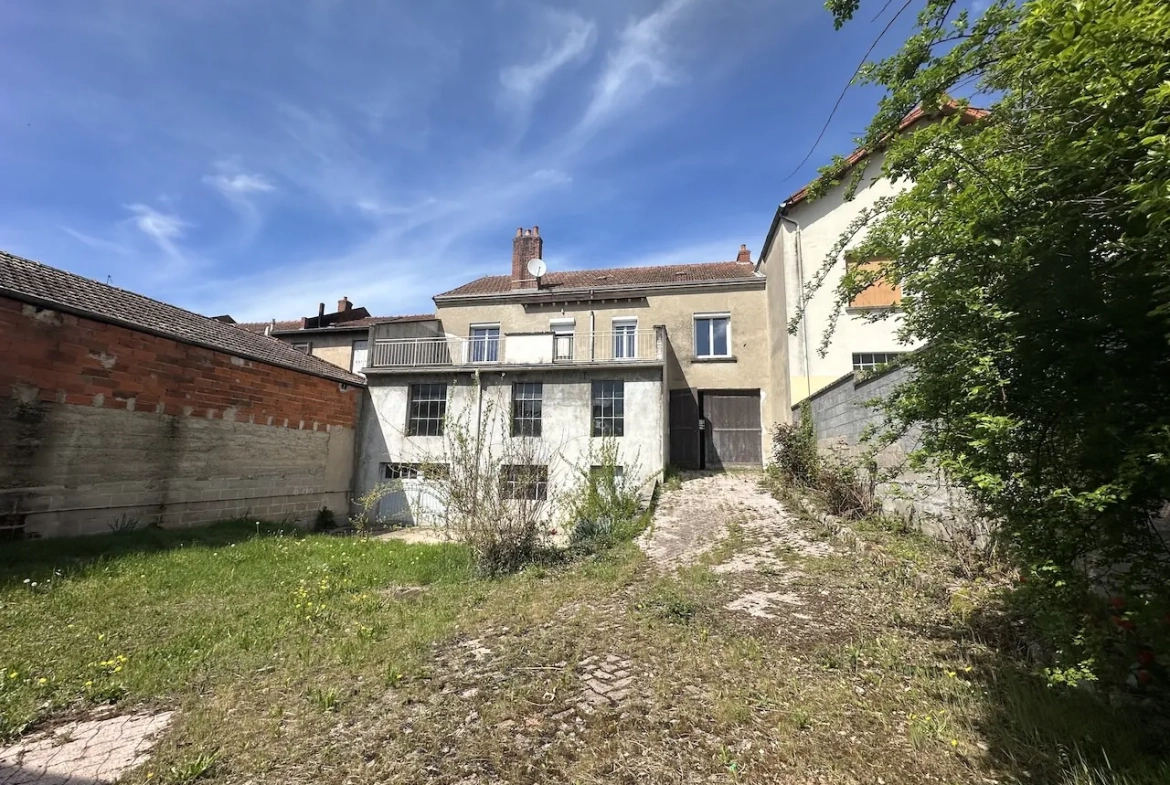 Maison à vendre à La Clayette avec dépendances, garage et terrain de 941 m² 