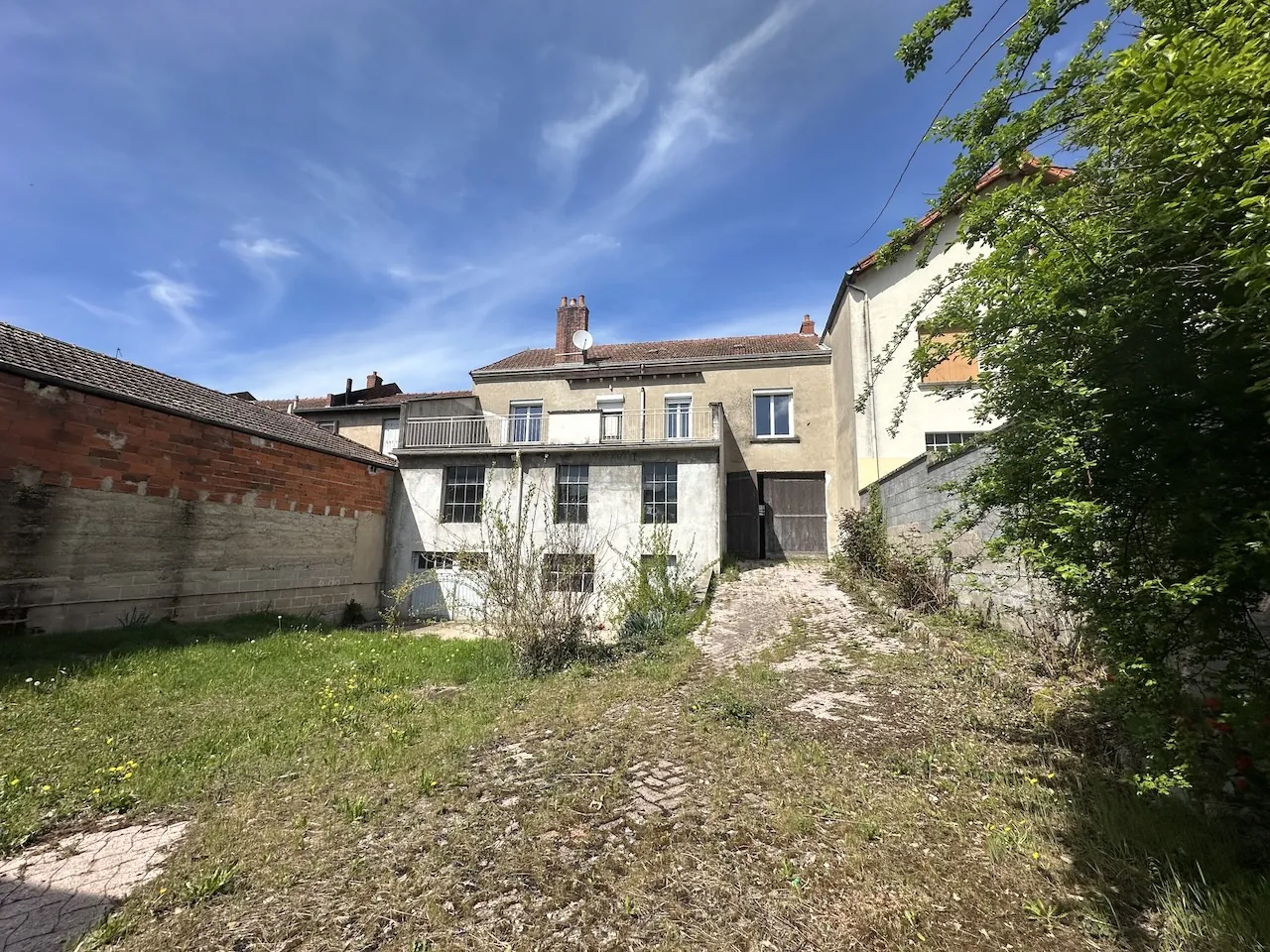 Maison à vendre à La Clayette avec dépendances, garage et terrain de 941 m² 