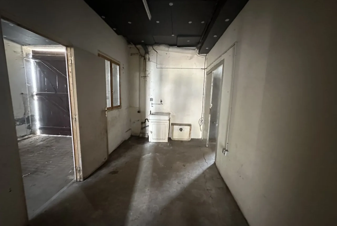 Maison à vendre à La Clayette avec dépendances, garage et terrain de 941 m² 