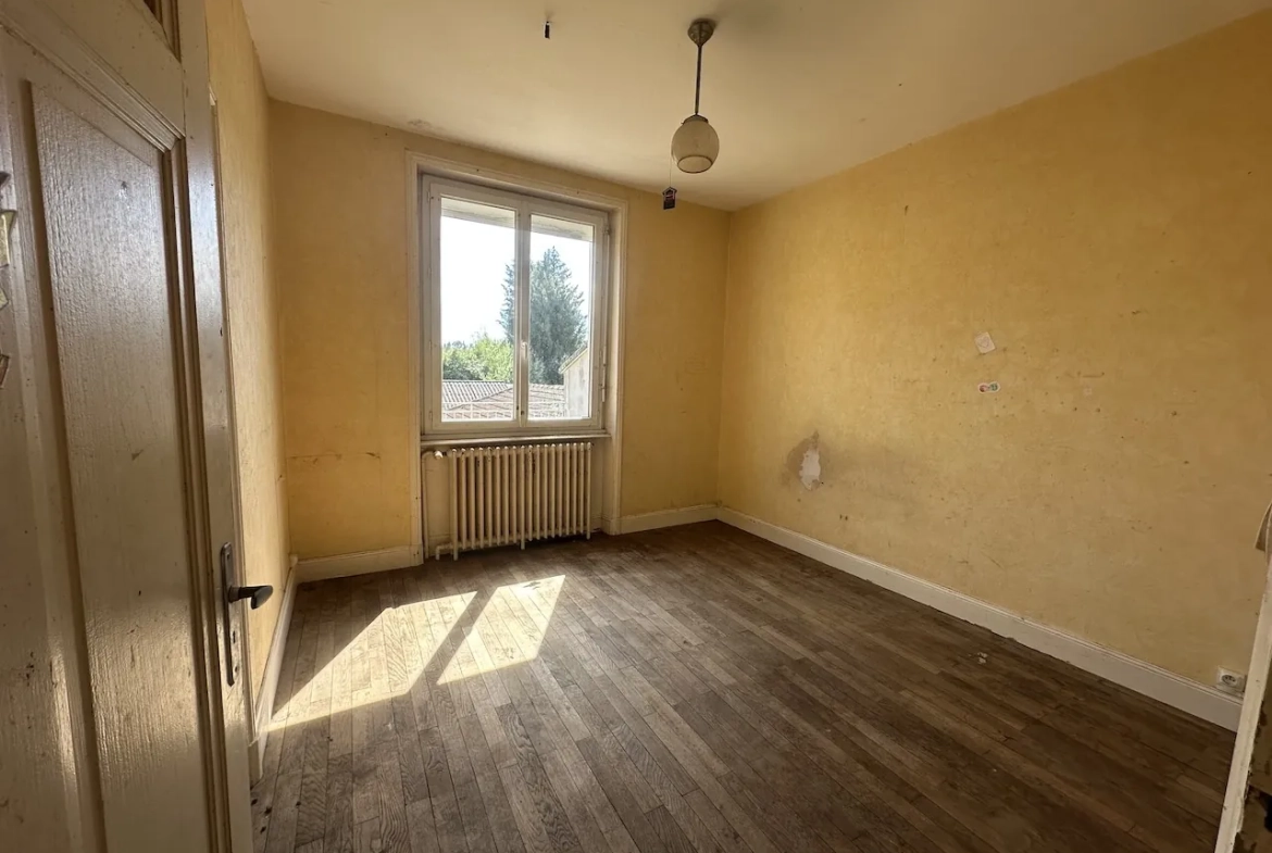 Maison à vendre à La Clayette avec dépendances, garage et terrain de 941 m² 