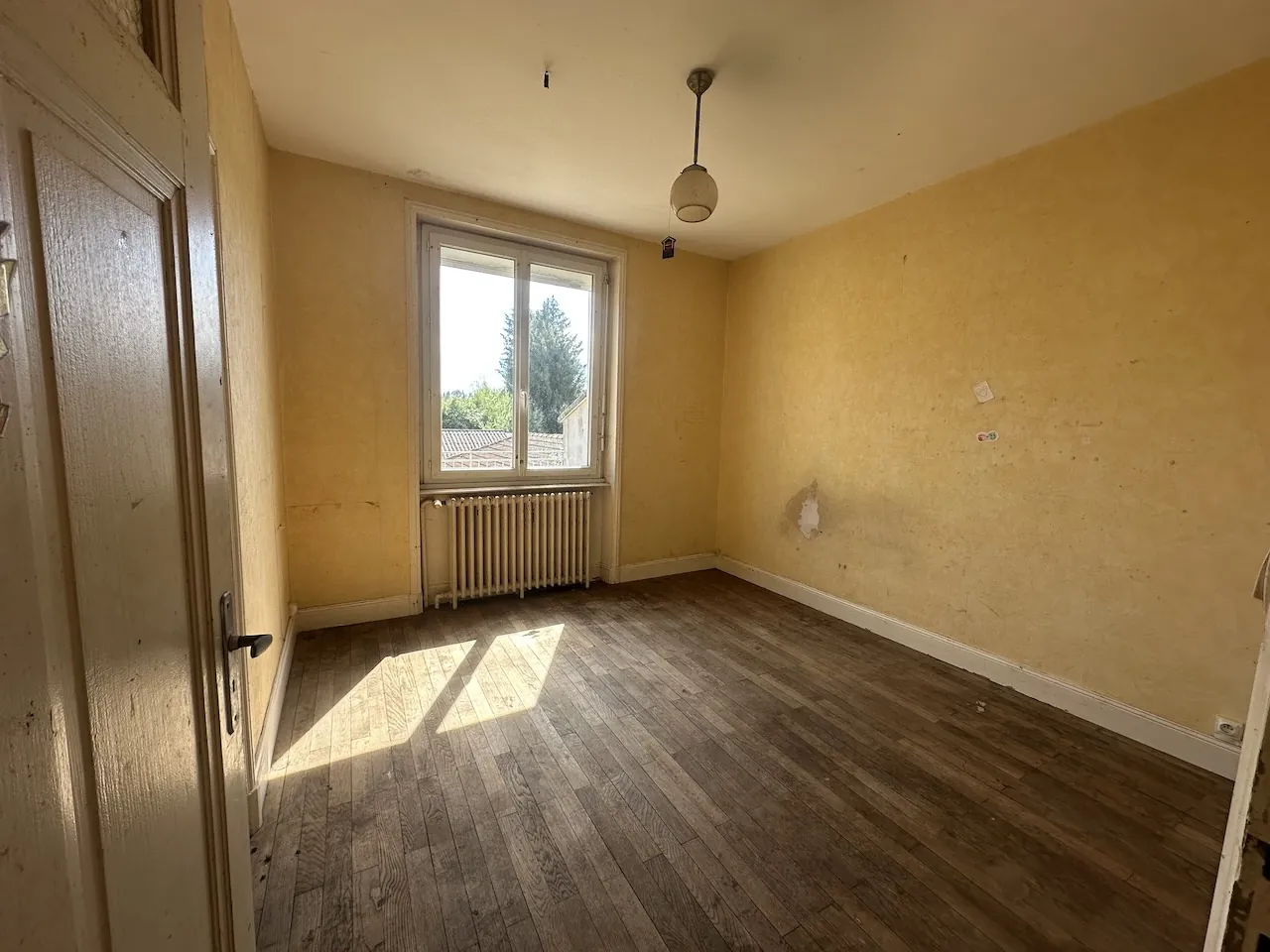 Maison à vendre à La Clayette avec dépendances, garage et terrain de 941 m² 