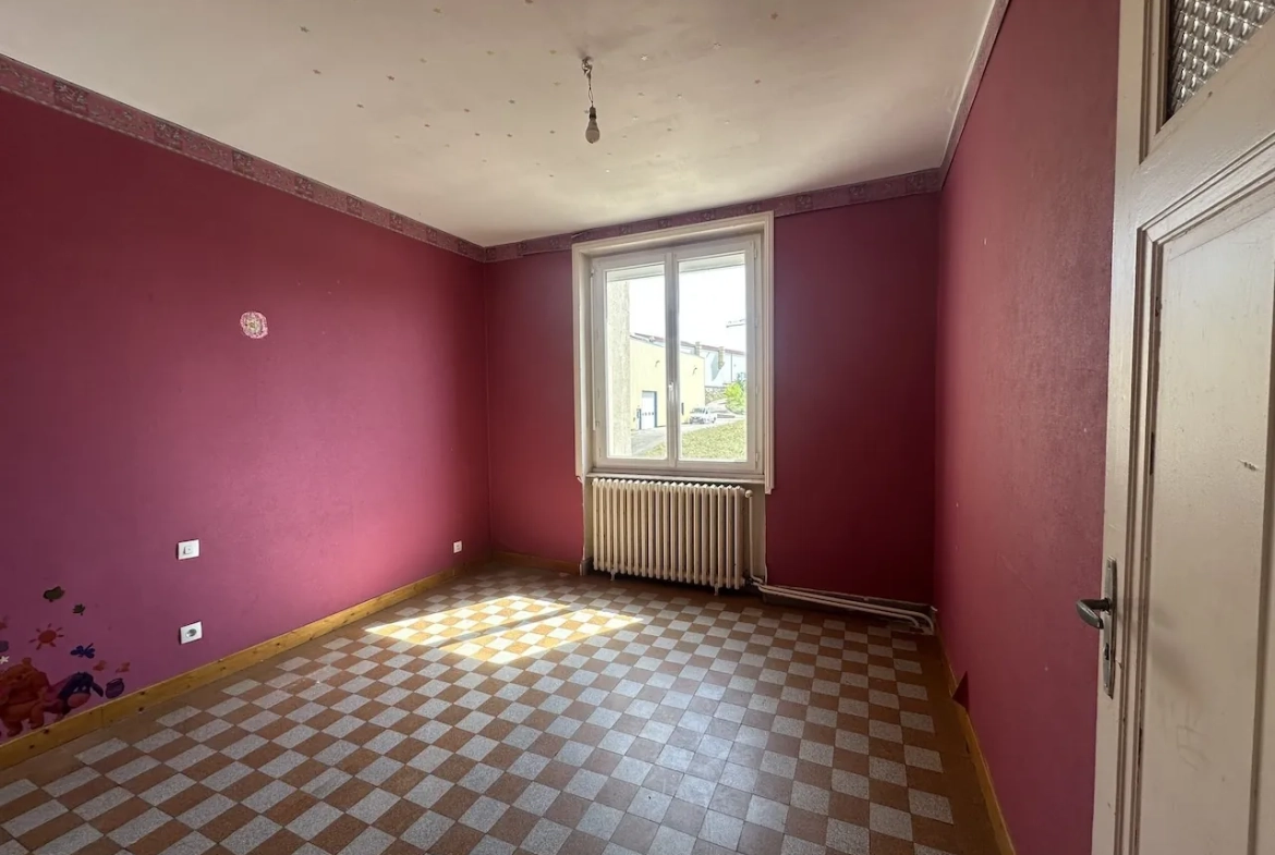 Maison à vendre à La Clayette avec dépendances, garage et terrain de 941 m² 