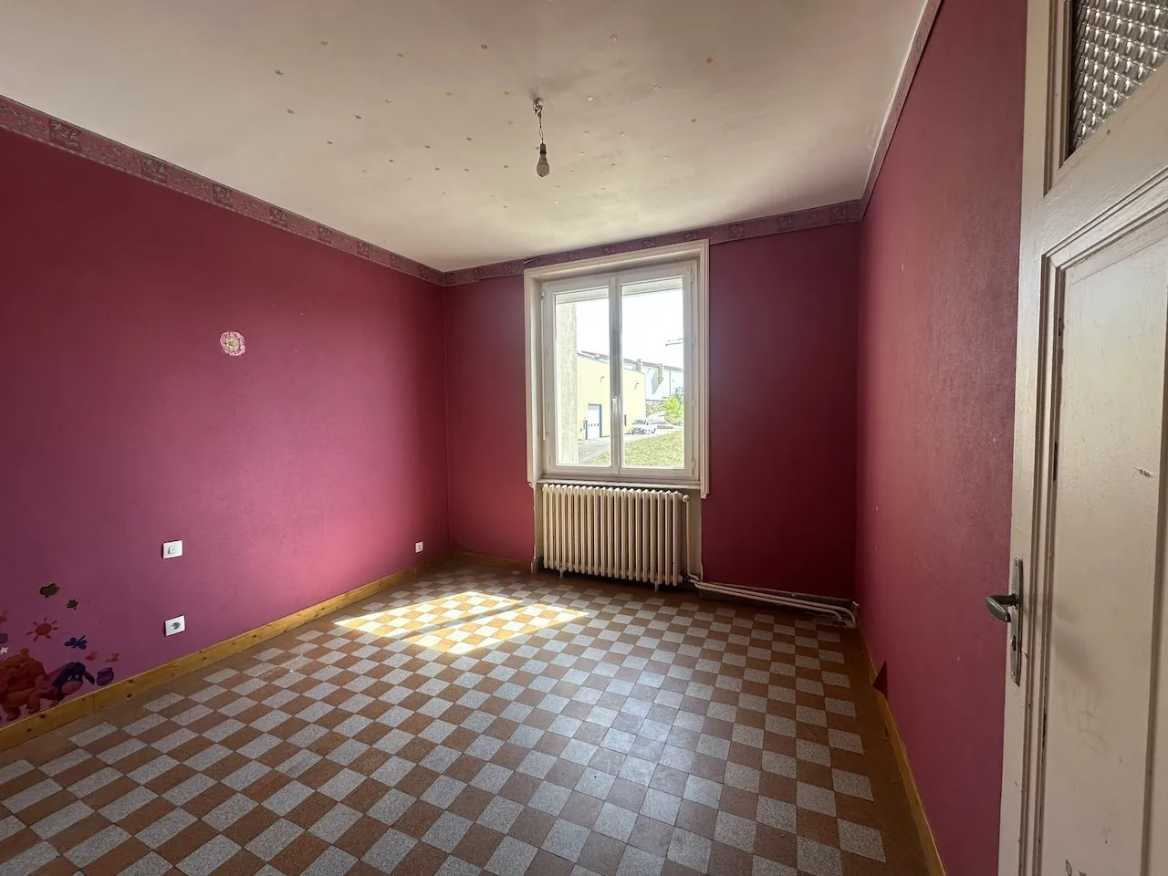 Maison à vendre à La Clayette avec dépendances, garage et terrain de 941 m² 