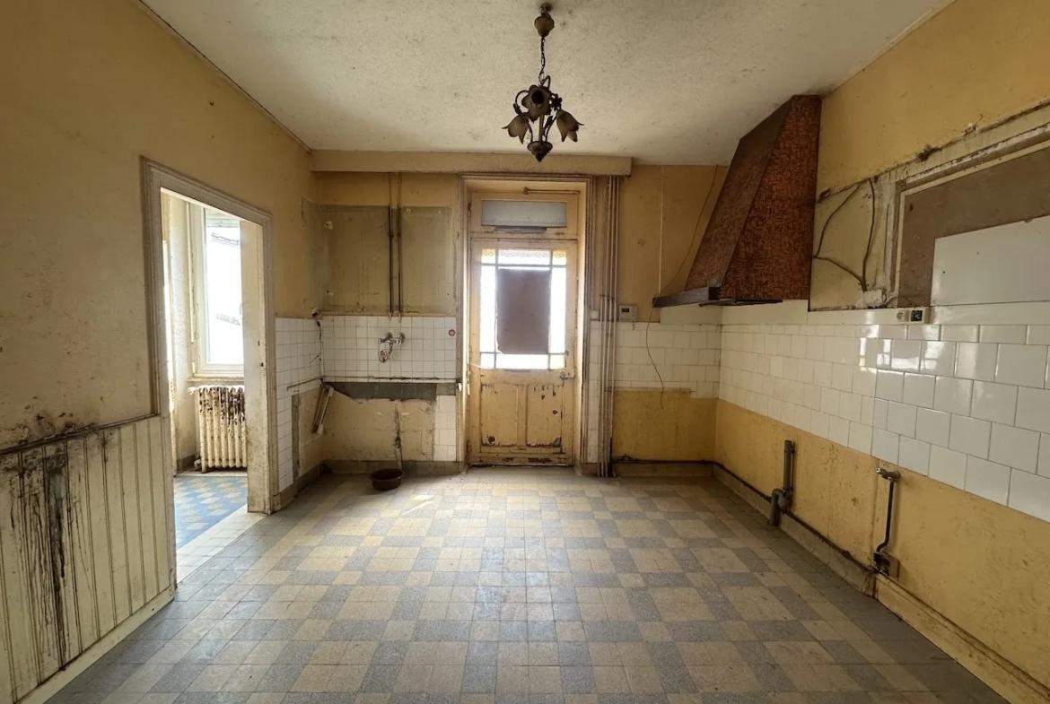 Maison à vendre à La Clayette avec dépendances, garage et terrain de 941 m² 