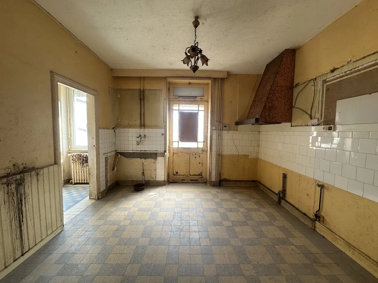 Maison à vendre à La Clayette avec dépendances, garage et terrain de 941 m² 