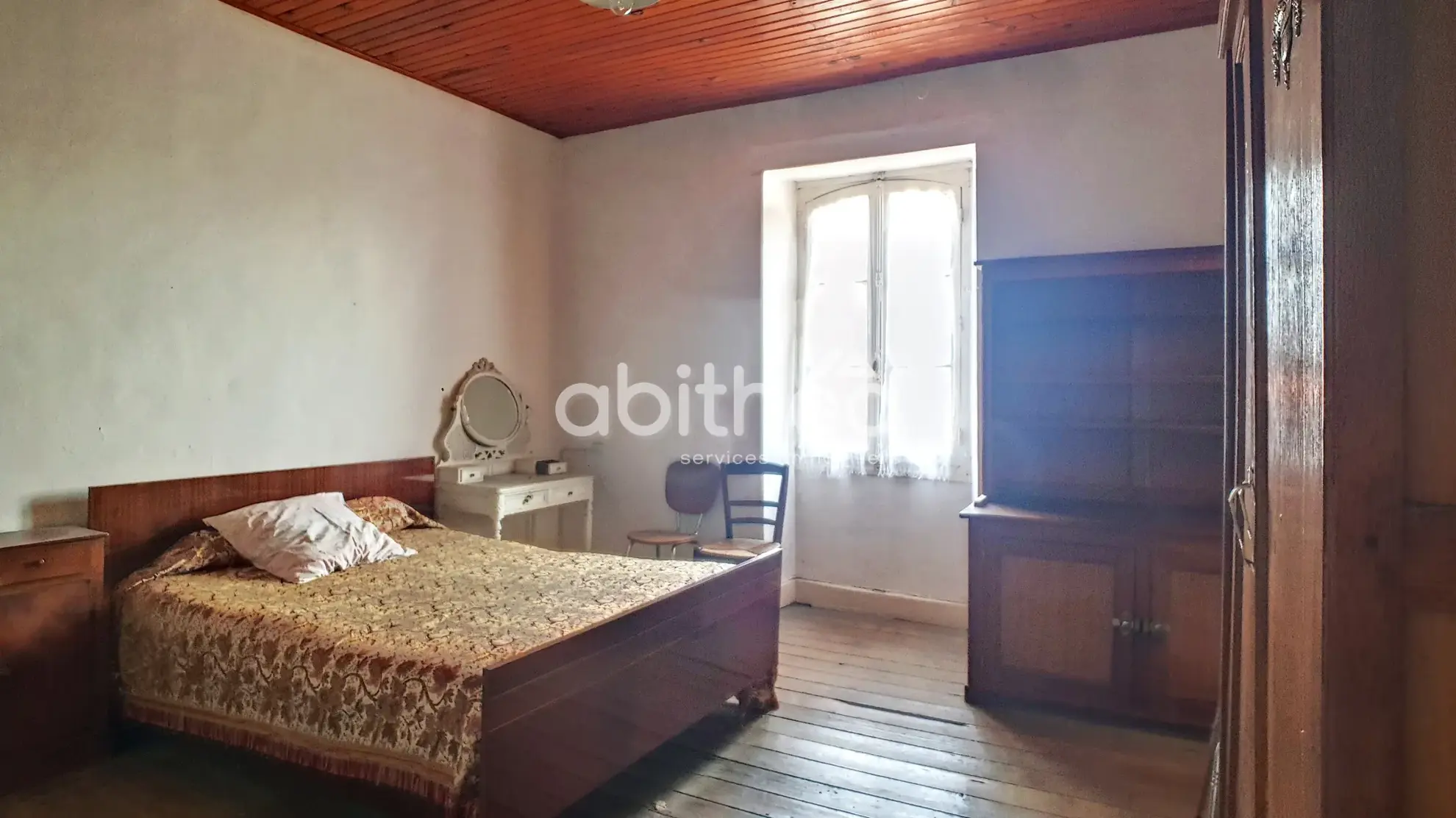 Maison à vendre à Roumazieres Loubert avec 4 chambres et dépendances - 446m² 