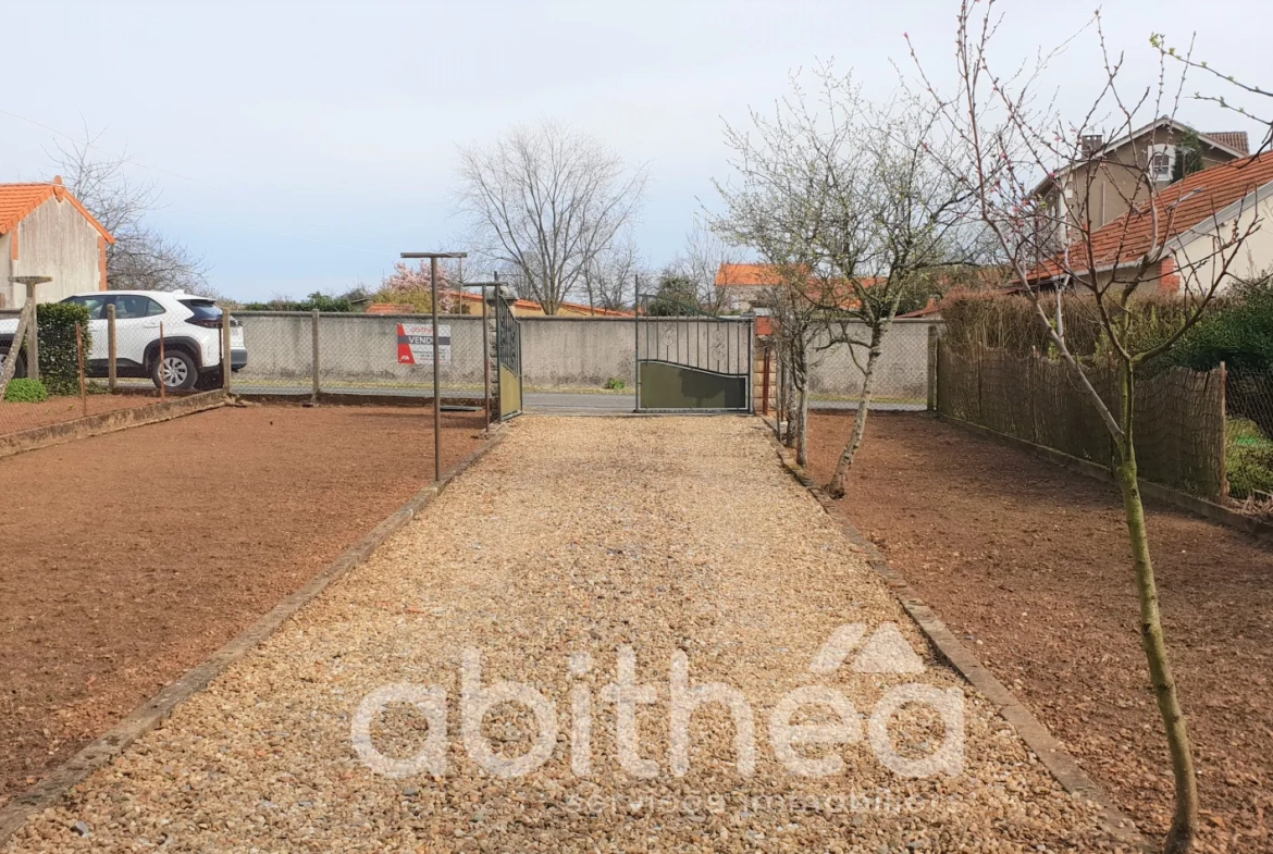 Maison à vendre à Roumazieres Loubert avec 4 chambres et dépendances - 446m² 