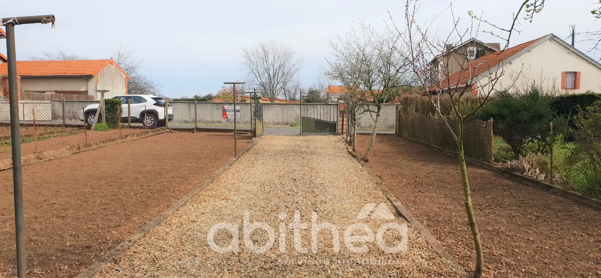 Maison à vendre à Roumazieres Loubert avec 4 chambres et dépendances - 446m² 