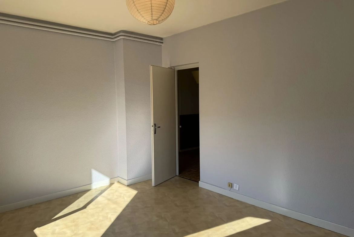 Appartement à rénover avec vue sur le lac à Lugrin, 2 chambres, parking privé 