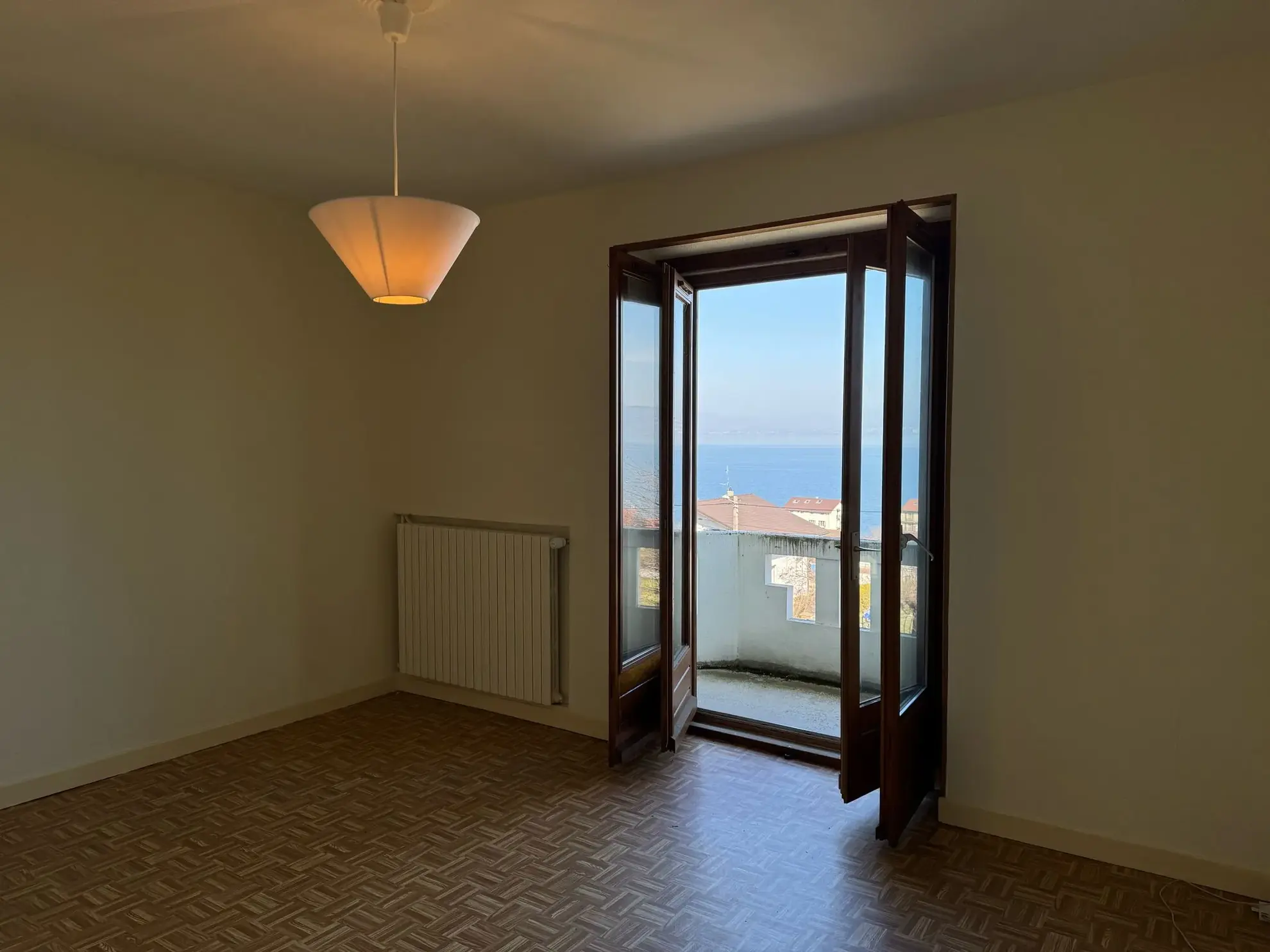 Appartement à rénover avec vue sur le lac à Lugrin, 2 chambres, parking privé 