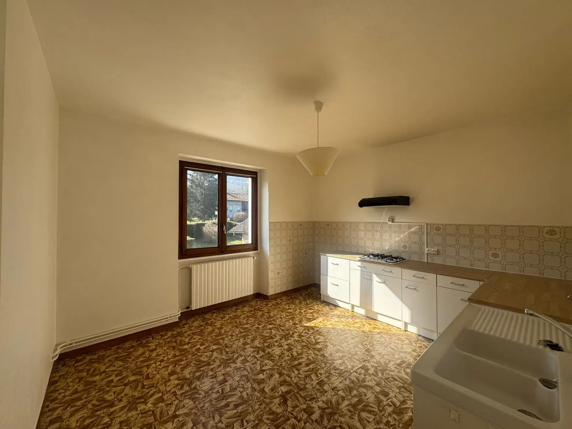 Appartement à rénover avec vue sur le lac à Lugrin, 2 chambres, parking privé 