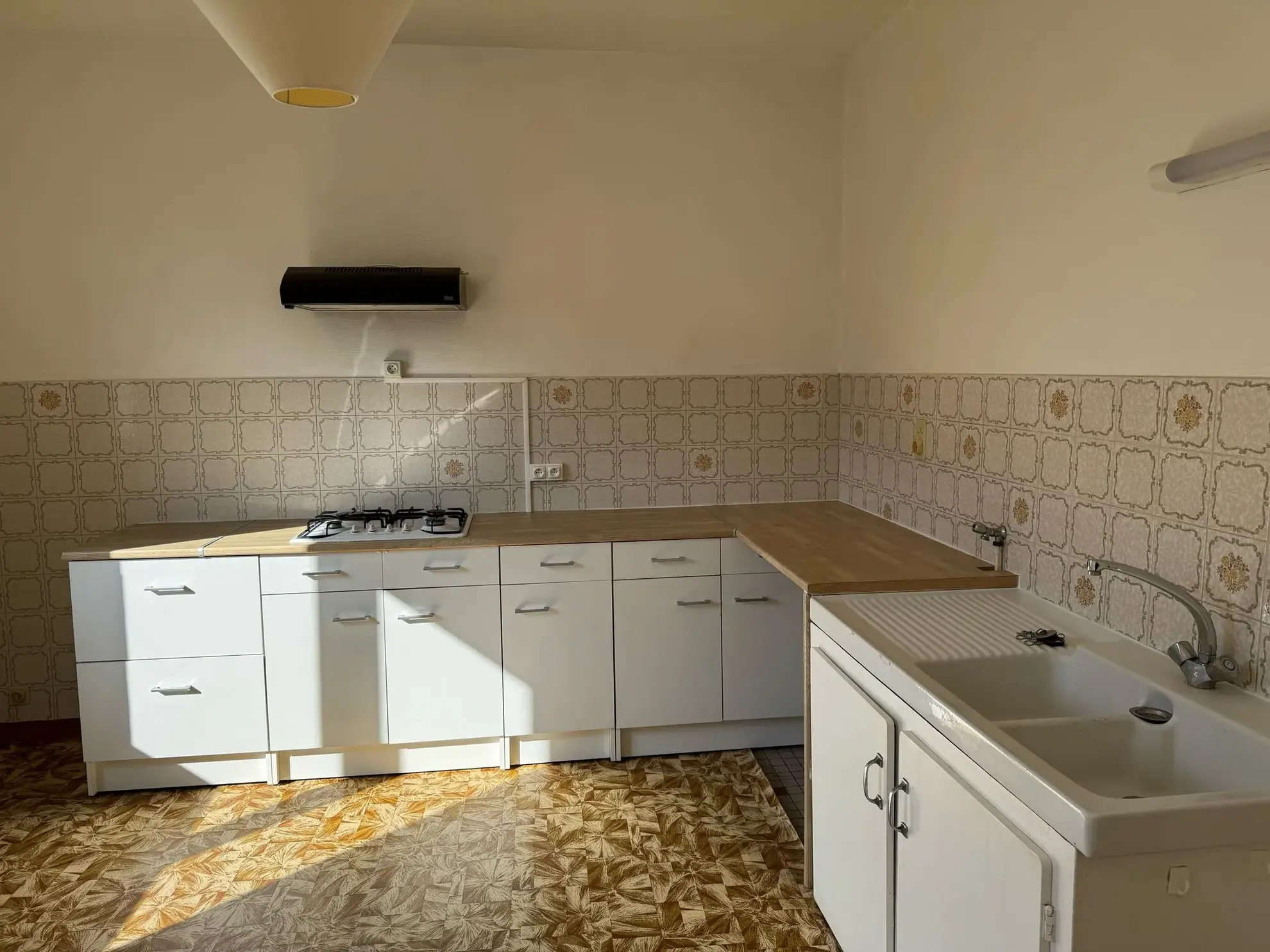 Appartement à rénover avec vue sur le lac à Lugrin, 2 chambres, parking privé 