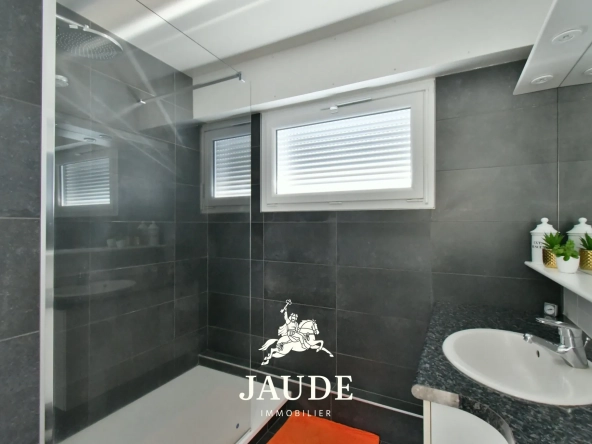 Appartement 96 m² avec terrasse, garage, et cave à Clermont-Ferrand 