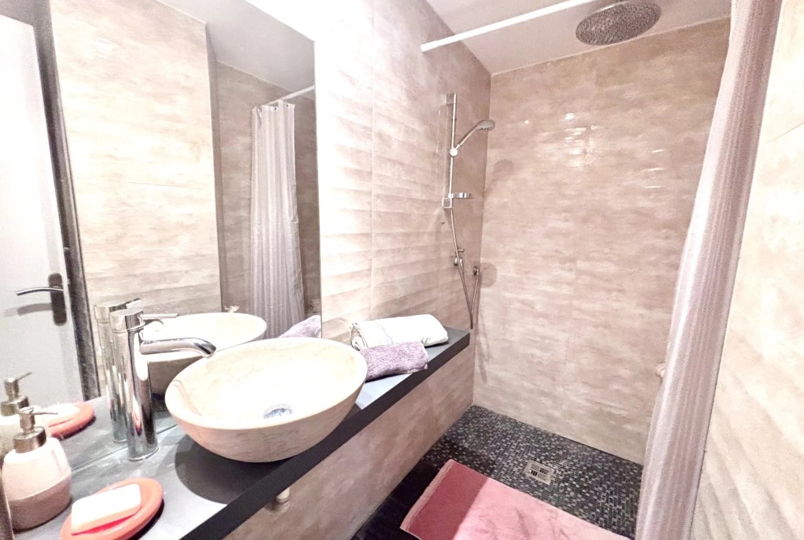 Appartement de 2 pièces à Cannes Petit Juas avec grande terrasse, rénové, proche du centre 