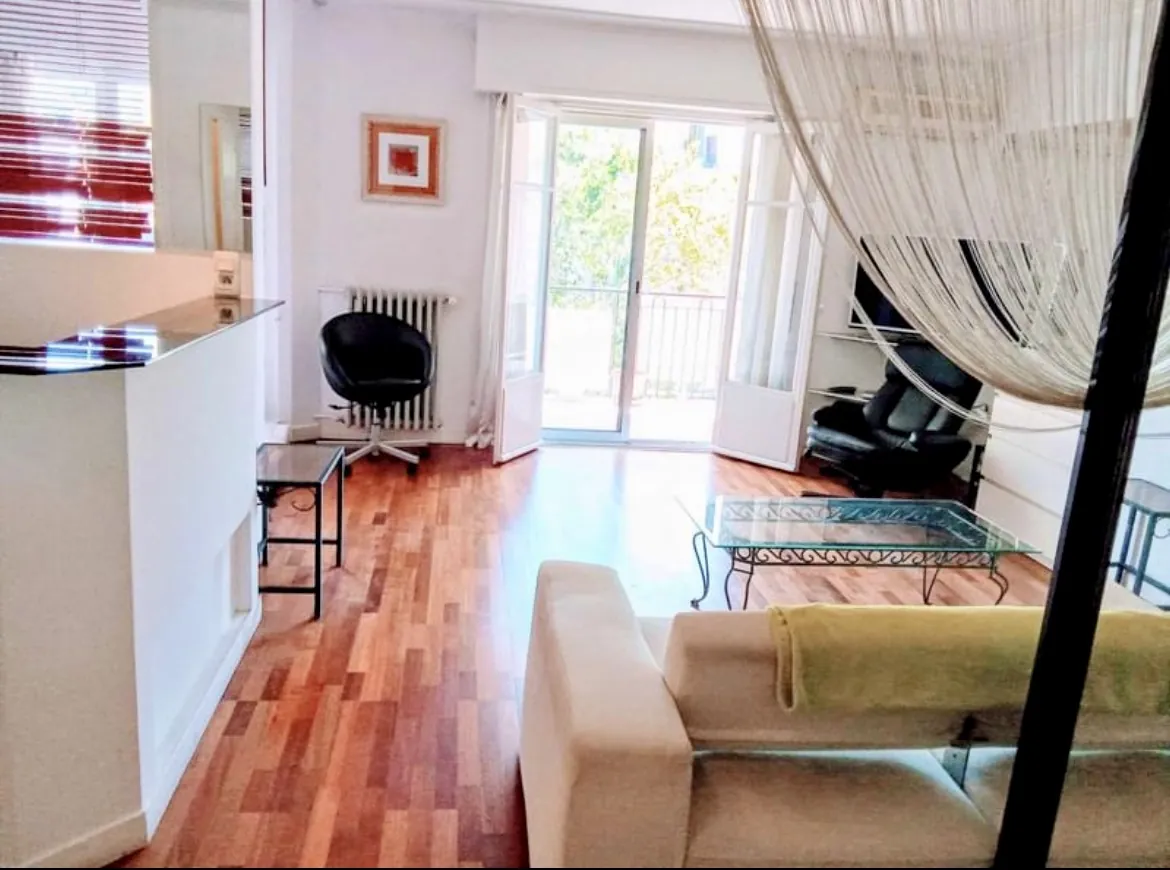 Appartement de 2 pièces à Cannes Petit Juas avec grande terrasse, rénové, proche du centre 