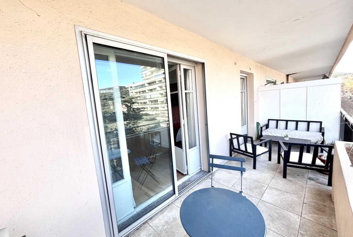 Appartement de 2 pièces à Cannes Petit Juas avec grande terrasse, rénové, proche du centre 