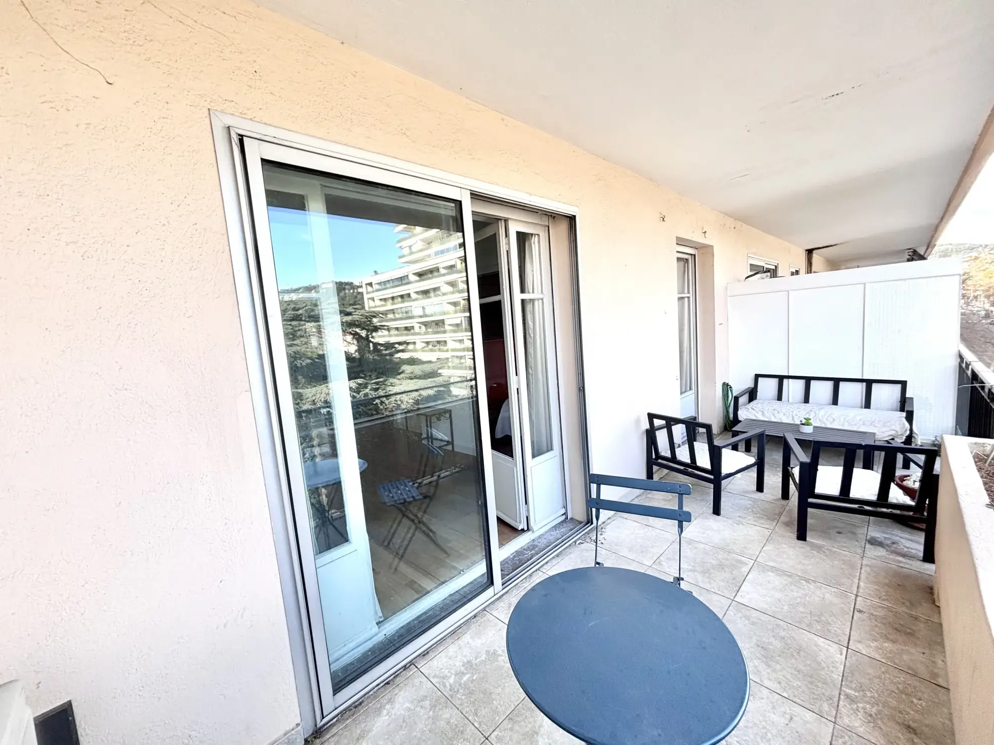 Appartement de 2 pièces à Cannes Petit Juas avec grande terrasse, rénové, proche du centre 