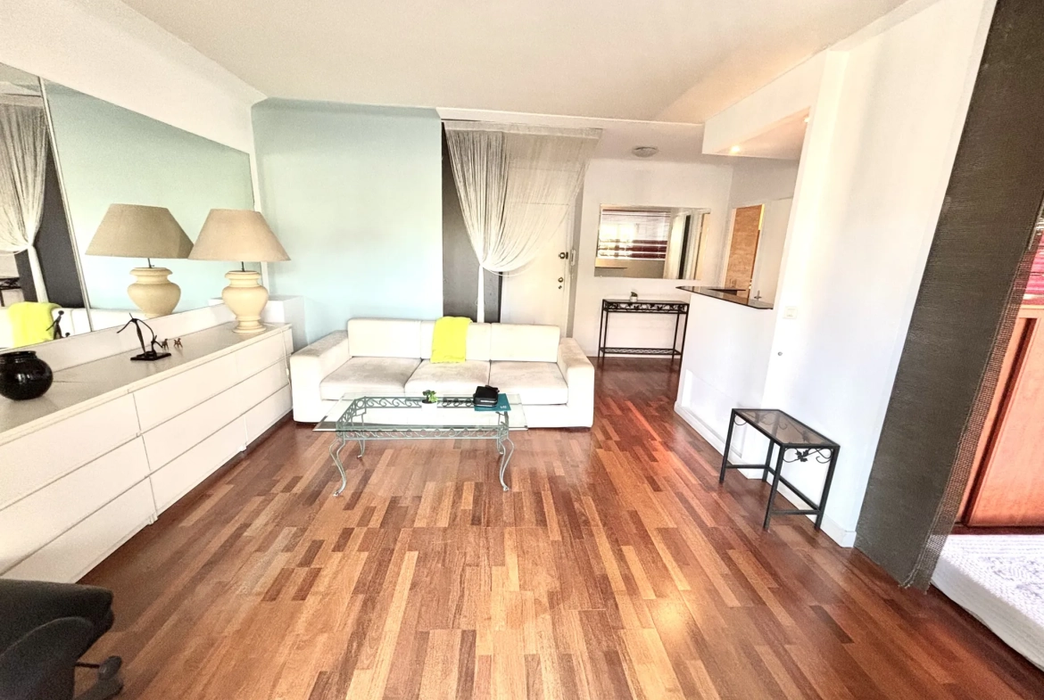 Appartement de 2 pièces à Cannes Petit Juas avec grande terrasse, rénové, proche du centre 