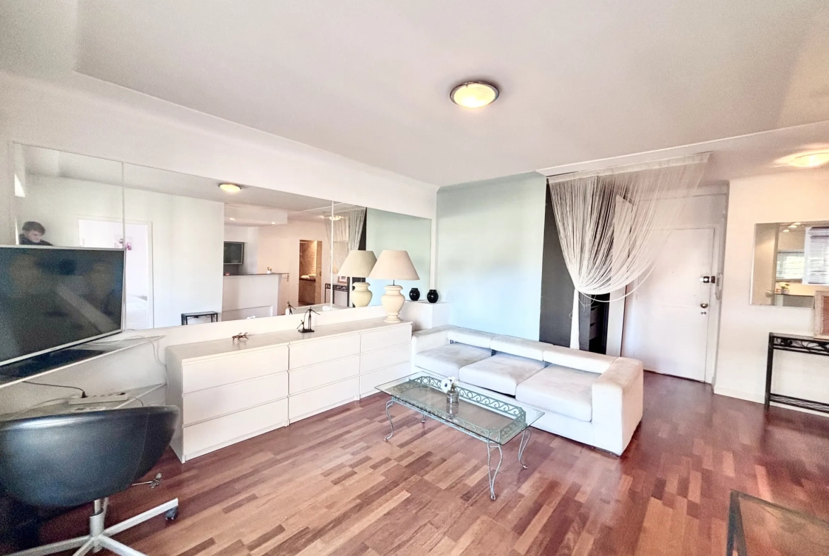 Appartement de 2 pièces à Cannes Petit Juas avec grande terrasse, rénové, proche du centre 